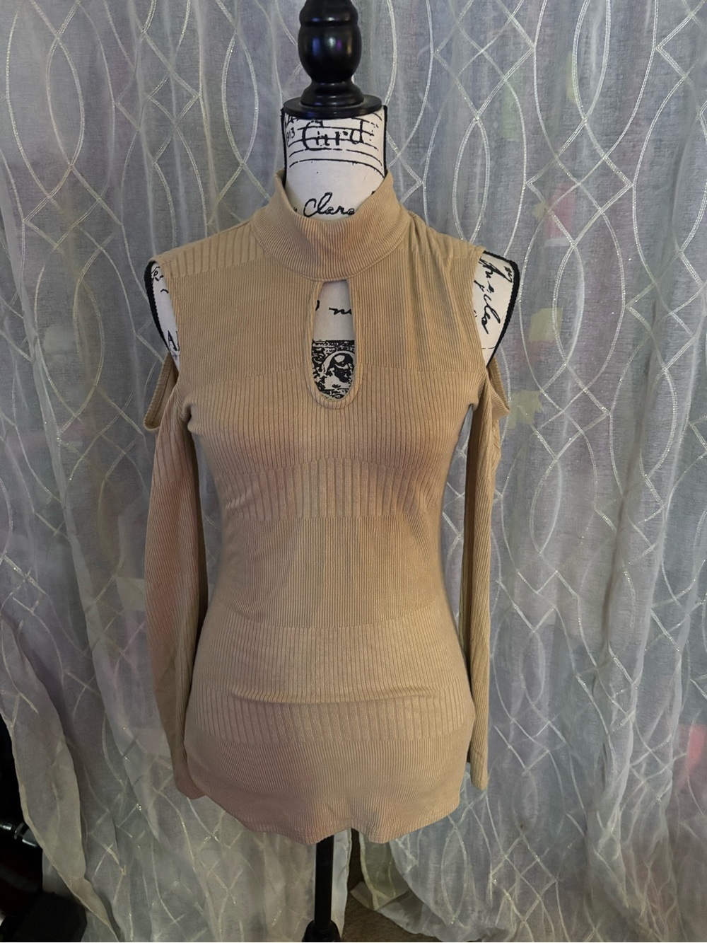 Vintage BEBE
Tan Ribbed Knit Cutout Top -size medium